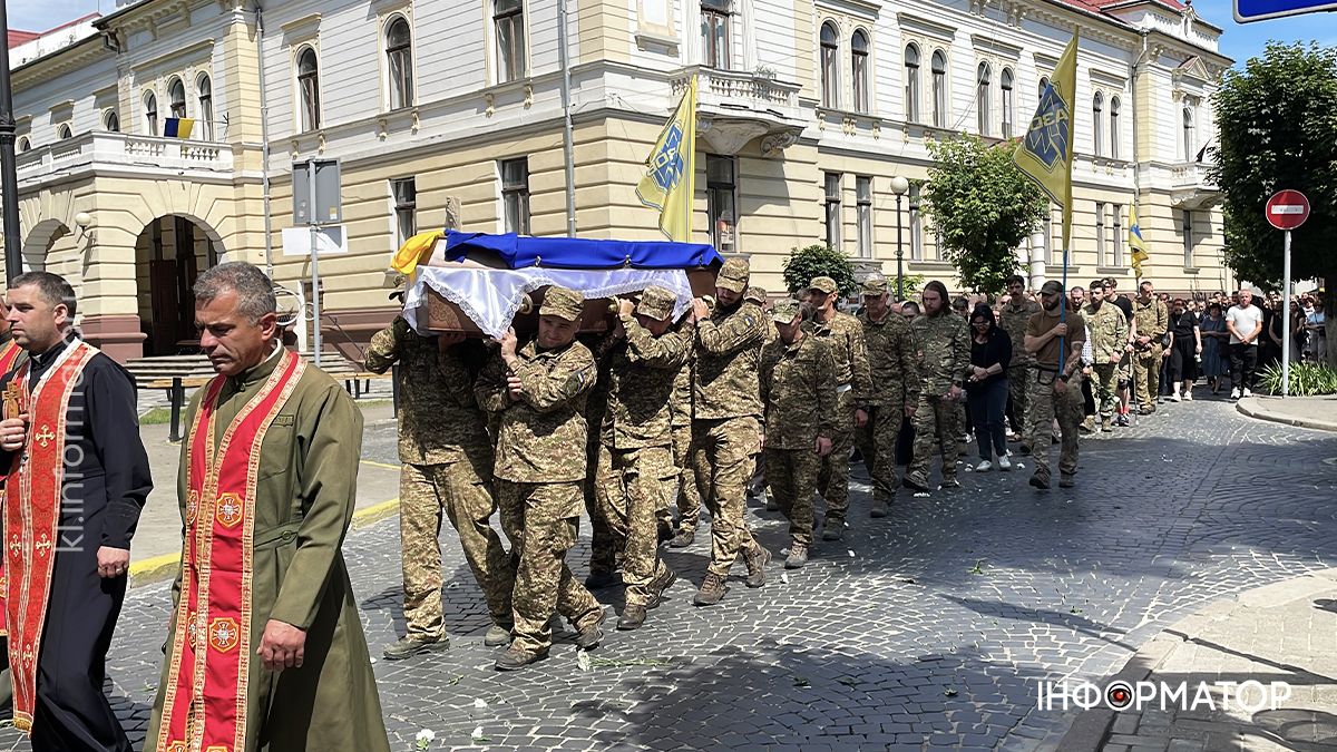 У Коломиї в останню дорогу провели загиблого Героя Арсена Деркача, який у 18 років став на захист Батьківщини 12
