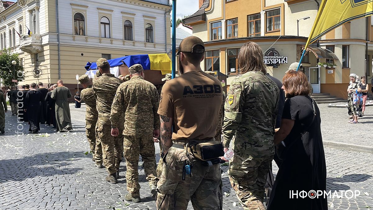 У Коломиї в останню дорогу провели загиблого Героя Арсена Деркача, який у 18 років став на захист Батьківщини 10