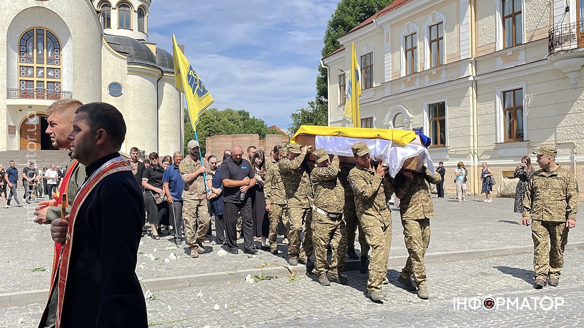 У Коломиї в останню дорогу провели загиблого Героя Арсена Деркача, який у 18 років став на захист Батьківщини 9