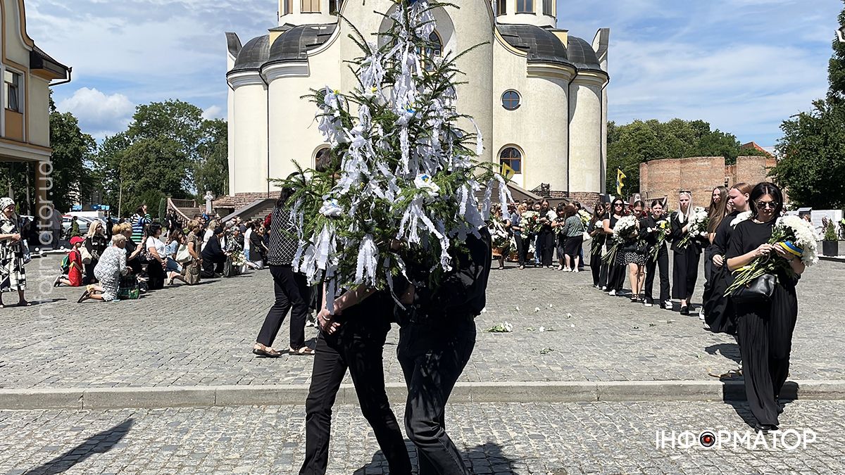 У Коломиї в останню дорогу провели загиблого Героя Арсена Деркача, який у 18 років став на захист Батьківщини 8