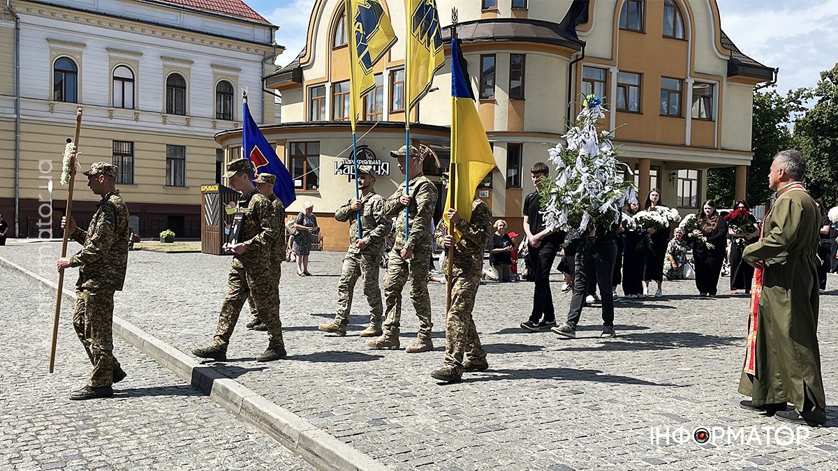 У Коломиї в останню дорогу провели загиблого Героя Арсена Деркача, який у 18 років став на захист Батьківщини 7