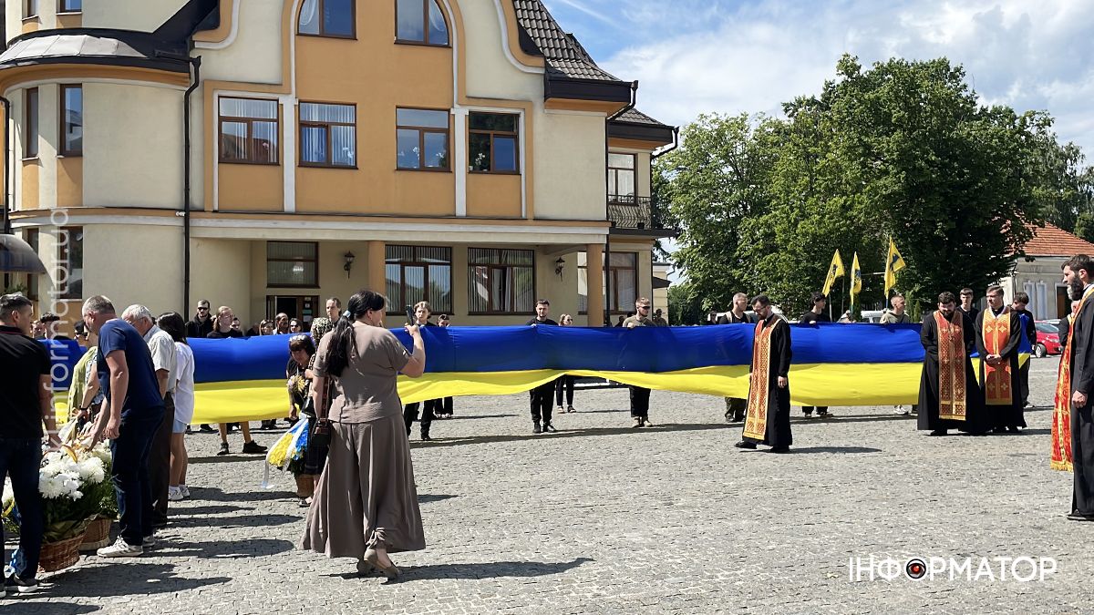 У Коломиї в останню дорогу провели загиблого Героя Арсена Деркача, який у 18 років став на захист Батьківщини 6