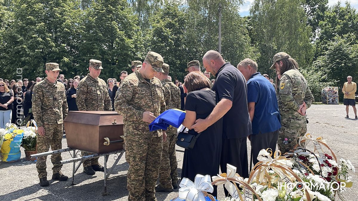 У Коломиї в останню дорогу провели загиблого Героя Арсена Деркача, який у 18 років став на захист Батьківщини 25