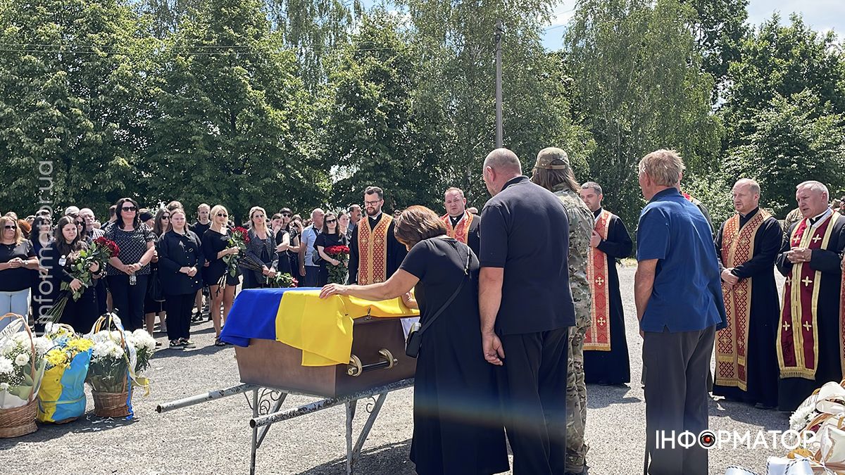 У Коломиї в останню дорогу провели загиблого Героя Арсена Деркача, який у 18 років став на захист Батьківщини 24