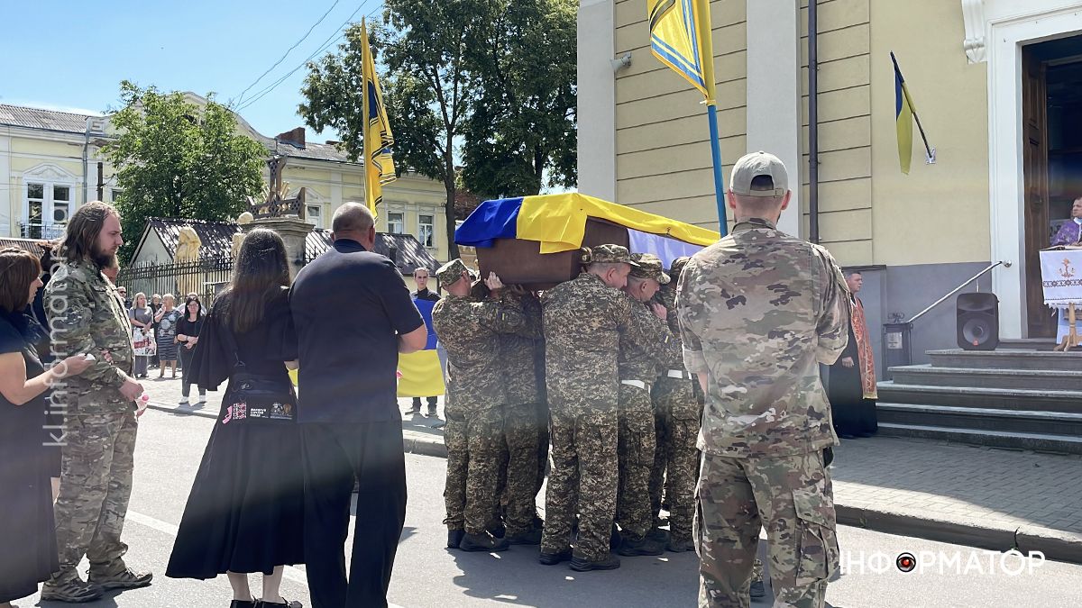 У Коломиї в останню дорогу провели загиблого Героя Арсена Деркача, який у 18 років став на захист Батьківщини 23