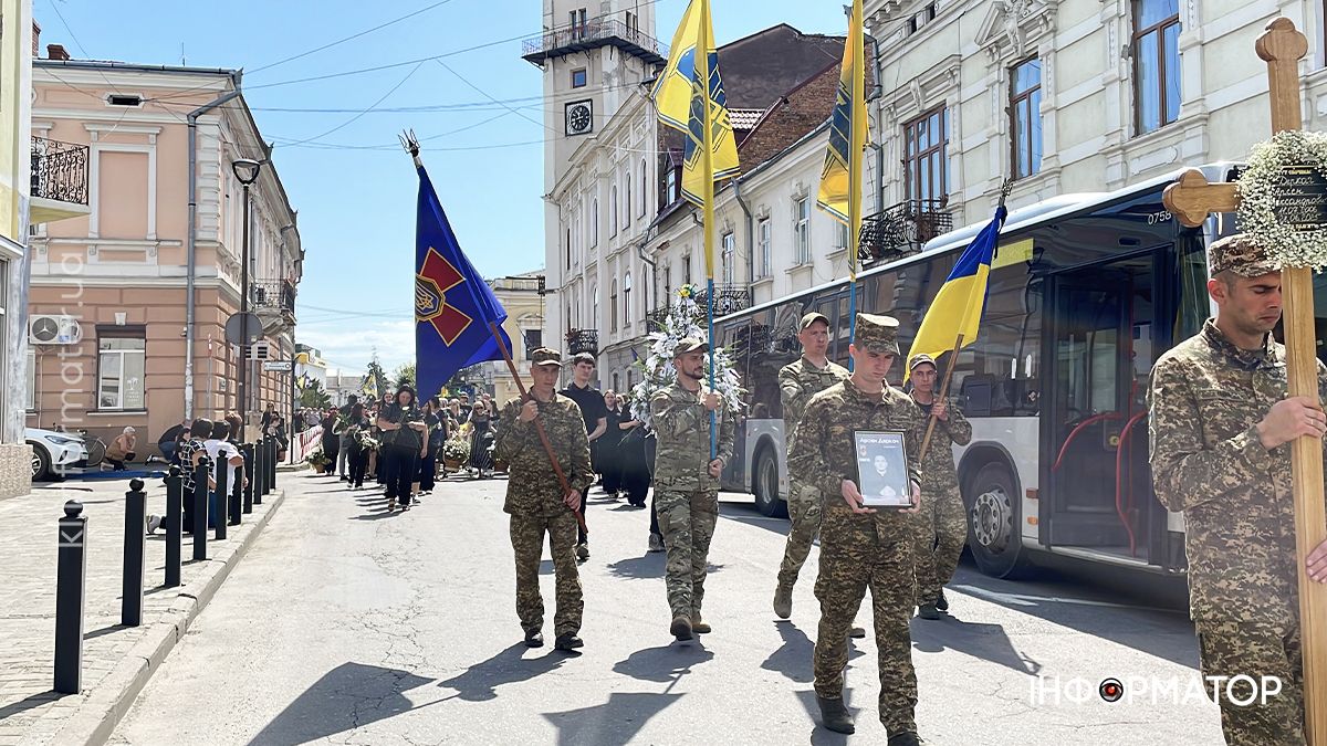 У Коломиї в останню дорогу провели загиблого Героя Арсена Деркача, який у 18 років став на захист Батьківщини 22