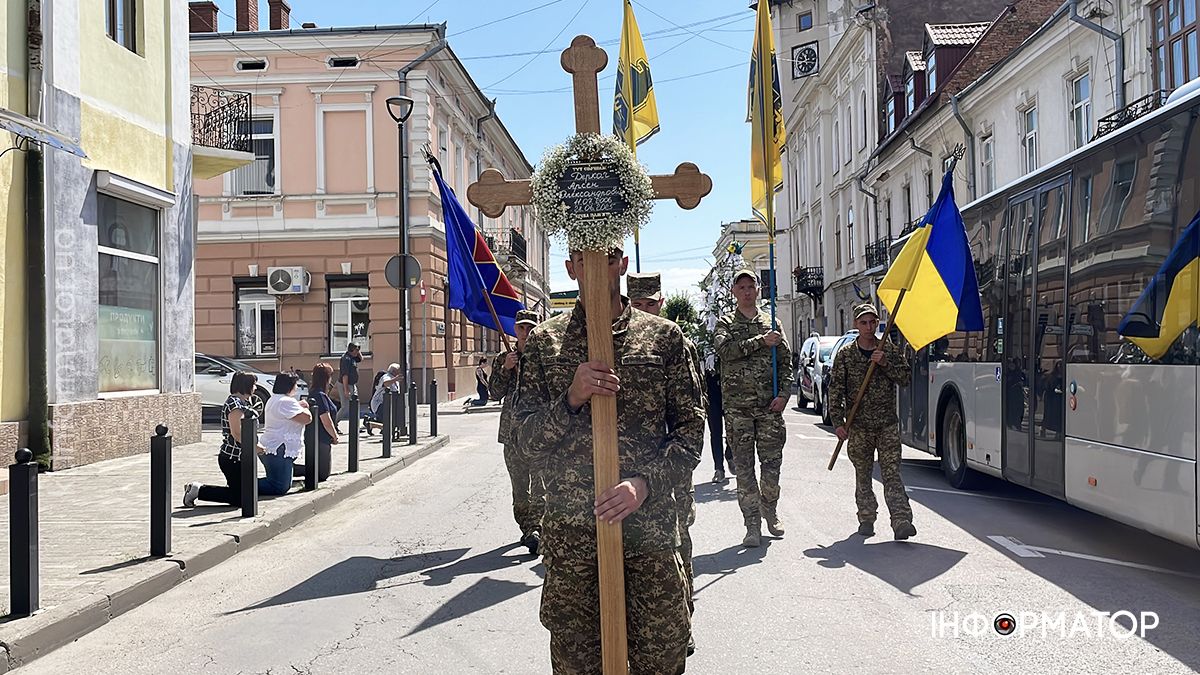 У Коломиї в останню дорогу провели загиблого Героя Арсена Деркача, який у 18 років став на захист Батьківщини 21