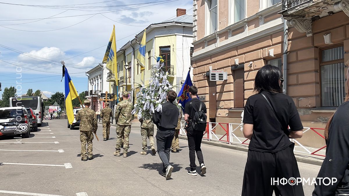 У Коломиї в останню дорогу провели загиблого Героя Арсена Деркача, який у 18 років став на захист Батьківщини 20