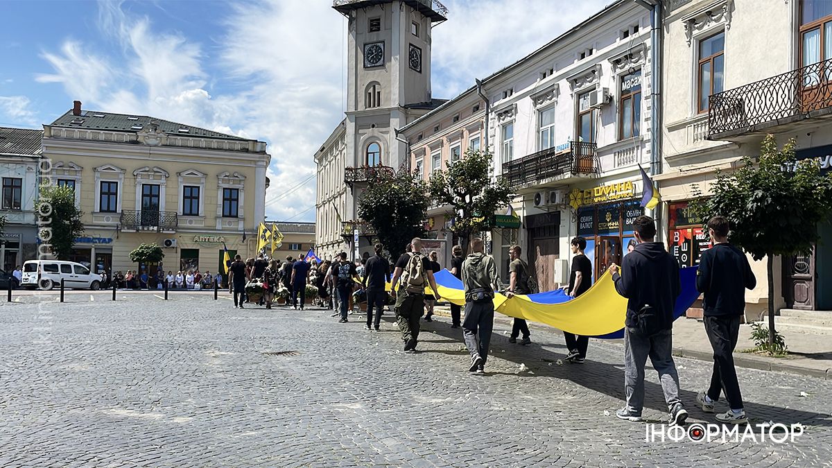 У Коломиї в останню дорогу провели загиблого Героя Арсена Деркача, який у 18 років став на захист Батьківщини 19