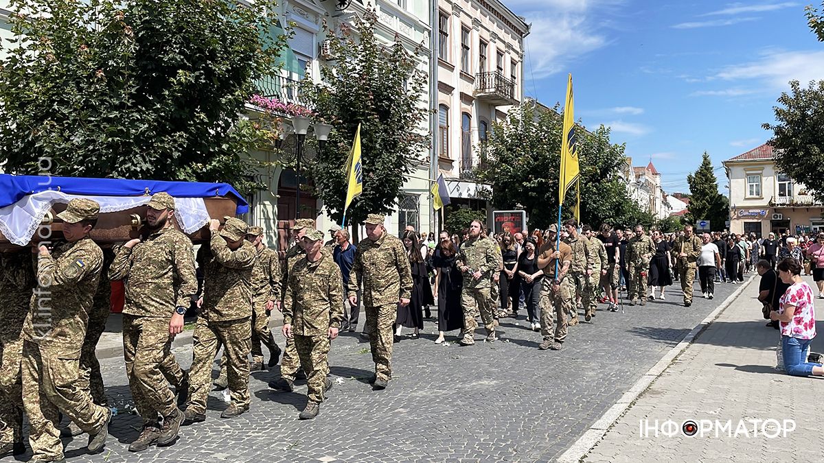 У Коломиї в останню дорогу провели загиблого Героя Арсена Деркача, який у 18 років став на захист Батьківщини 18