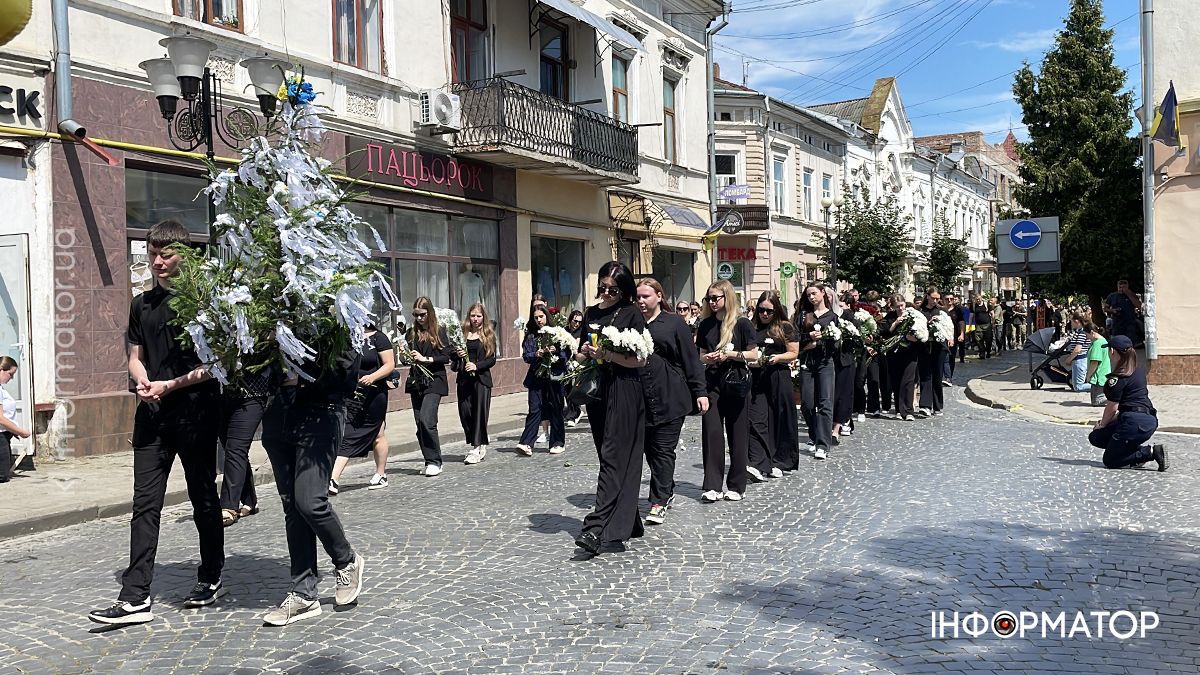 У Коломиї в останню дорогу провели загиблого Героя Арсена Деркача, який у 18 років став на захист Батьківщини 17