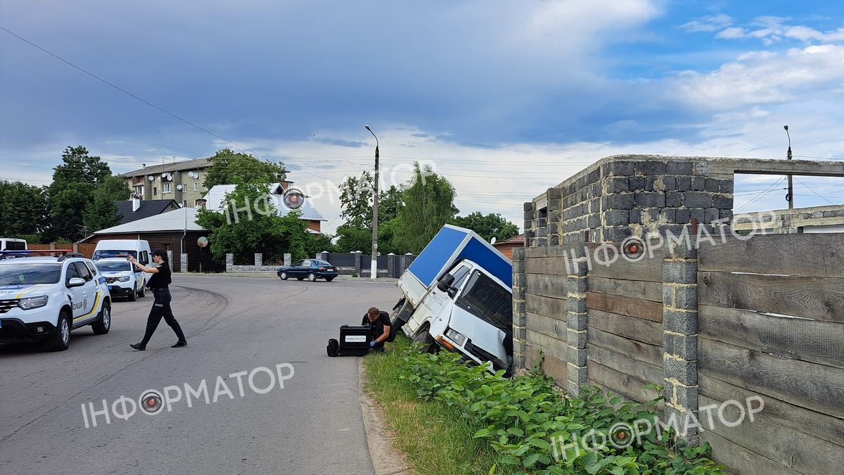 ДТП в Отинії: автомобіль протаранив паркан