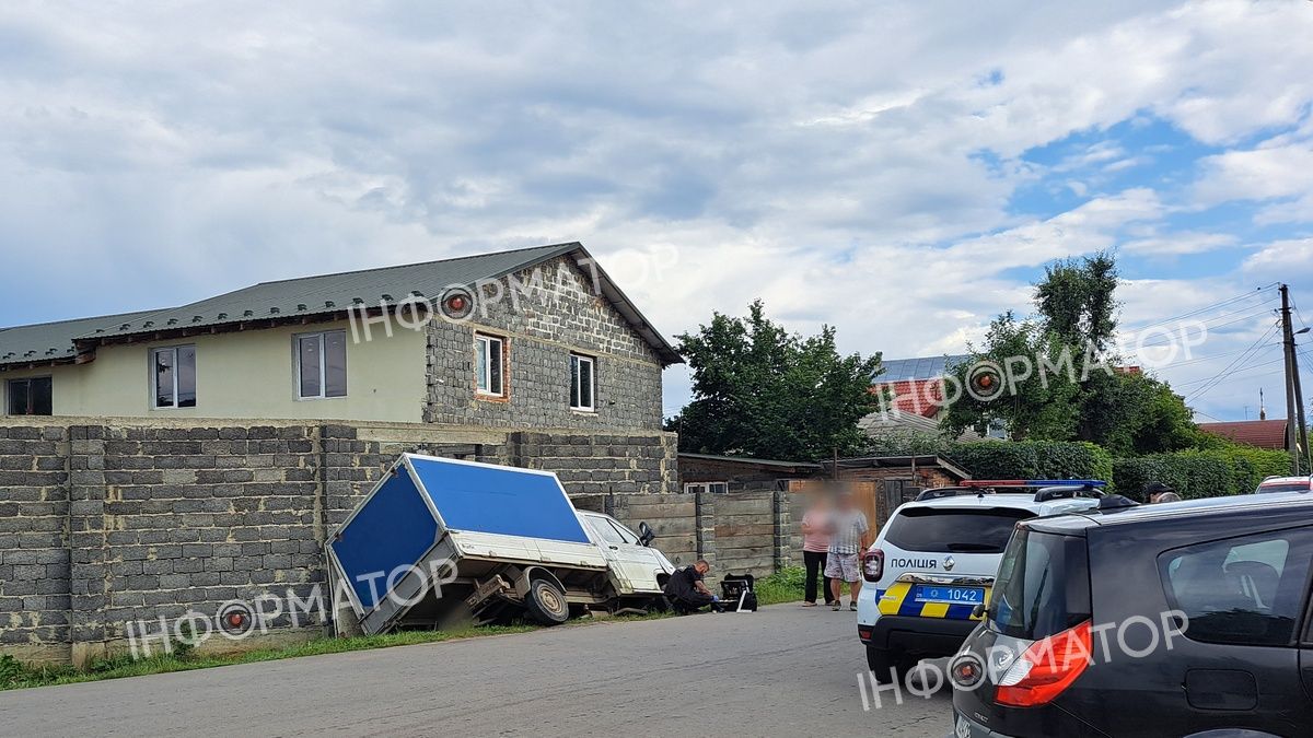 ДТП в Отинії: автомобіль протаранив паркан 1