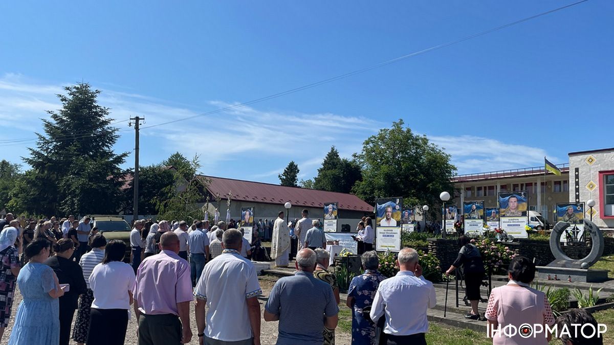 У Великій Кам'янці відкрили та освятили меморіальні стенди Героям Михайлу Карпенюку та Роману Ясінчуку 1