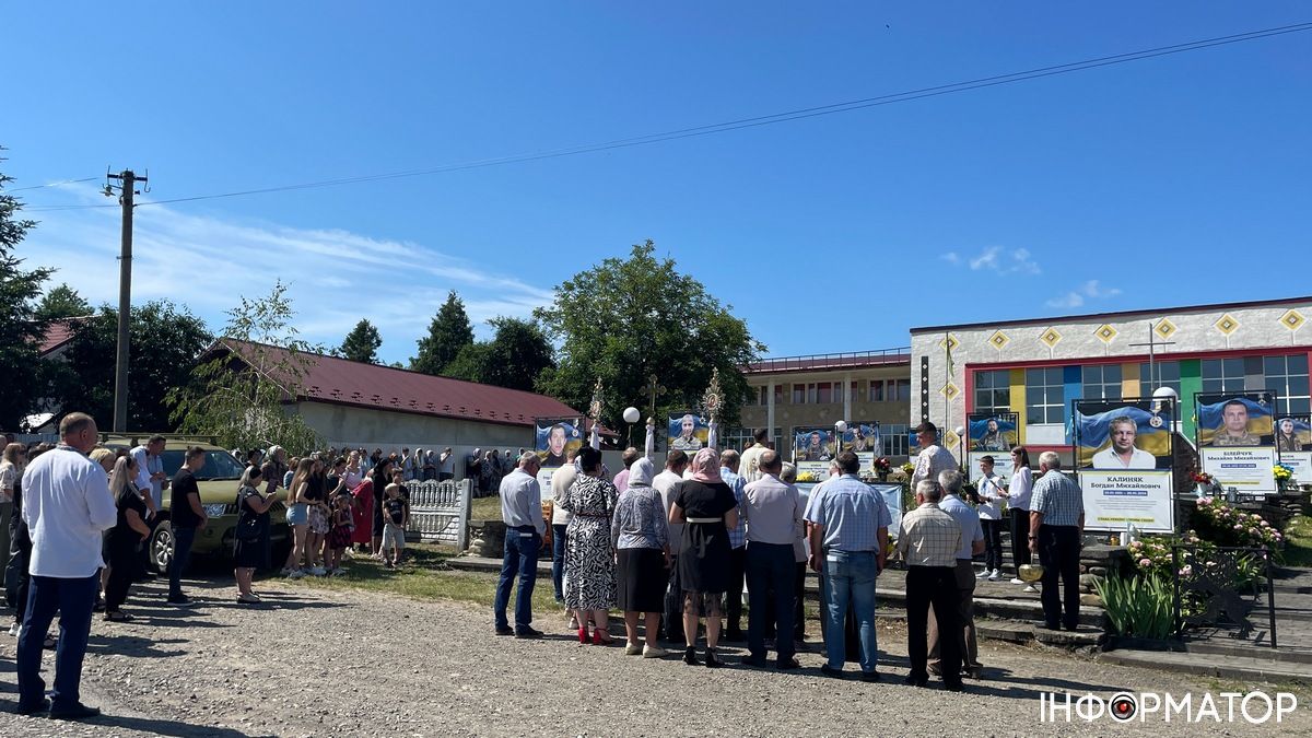 У Великій Кам'янці відкрили та освятили меморіальні стенди Героям Михайлу Карпенюку та Роману Ясінчуку 2