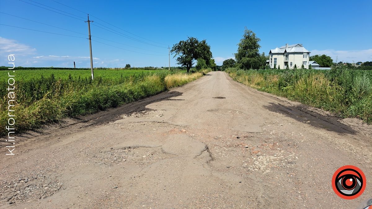 З ями в яму: мешканці села Городенківської громади добиваються ремонту дороги 11