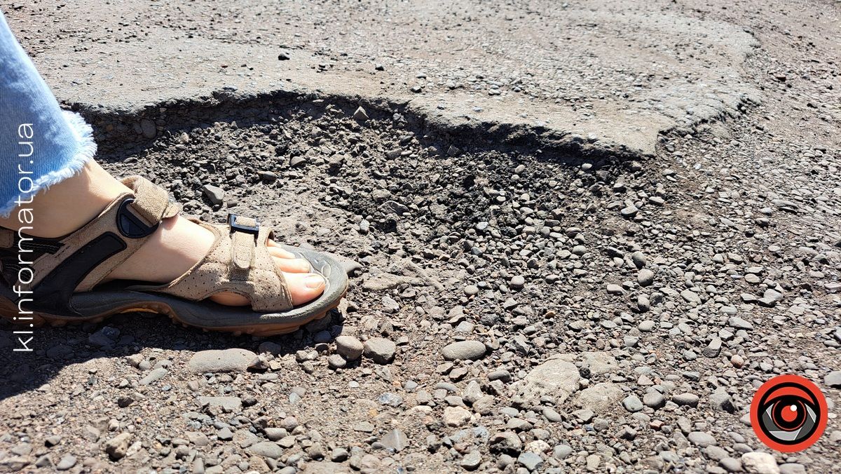 З ями в яму: мешканці села Городенківської громади добиваються ремонту дороги 10