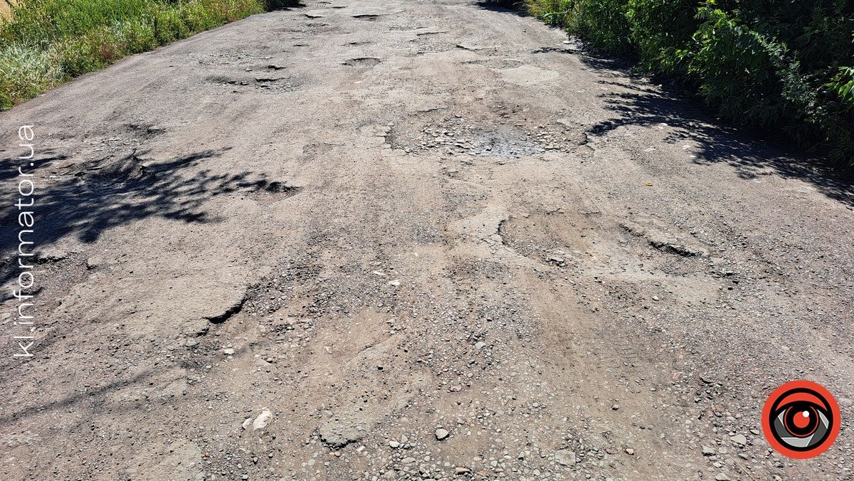 З ями в яму: мешканці села Городенківської громади добиваються ремонту дороги 8