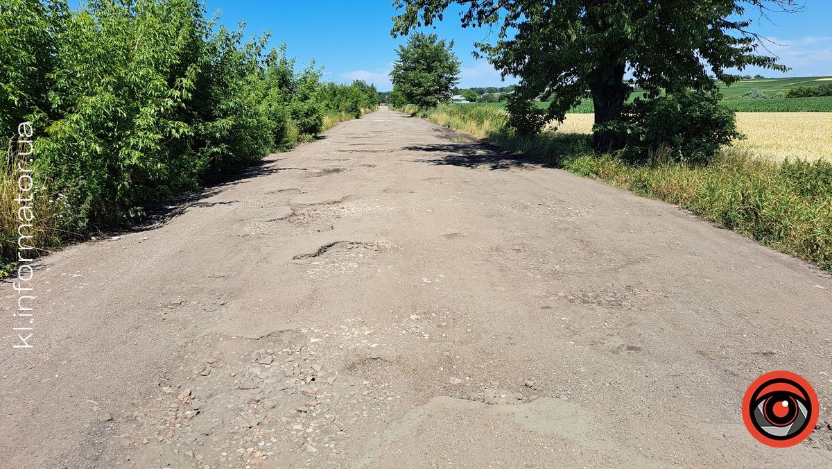 З ями в яму: мешканці села Городенківської громади добиваються ремонту дороги 6