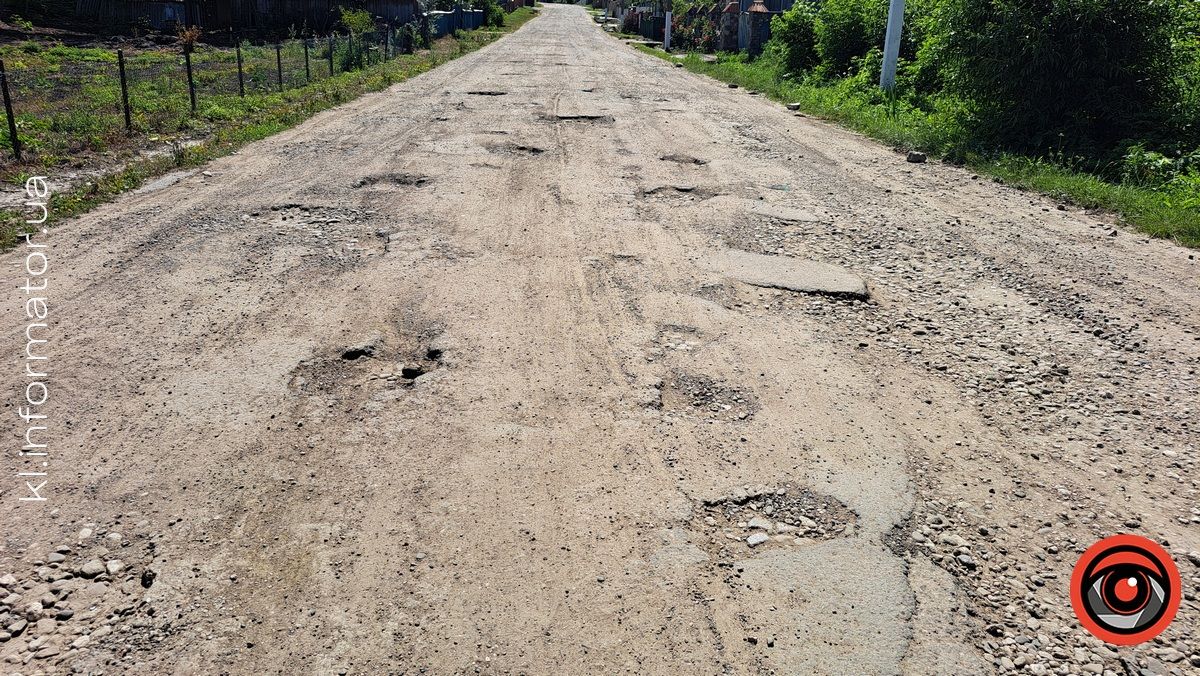 З ями в яму: мешканці села Городенківської громади добиваються ремонту дороги 4