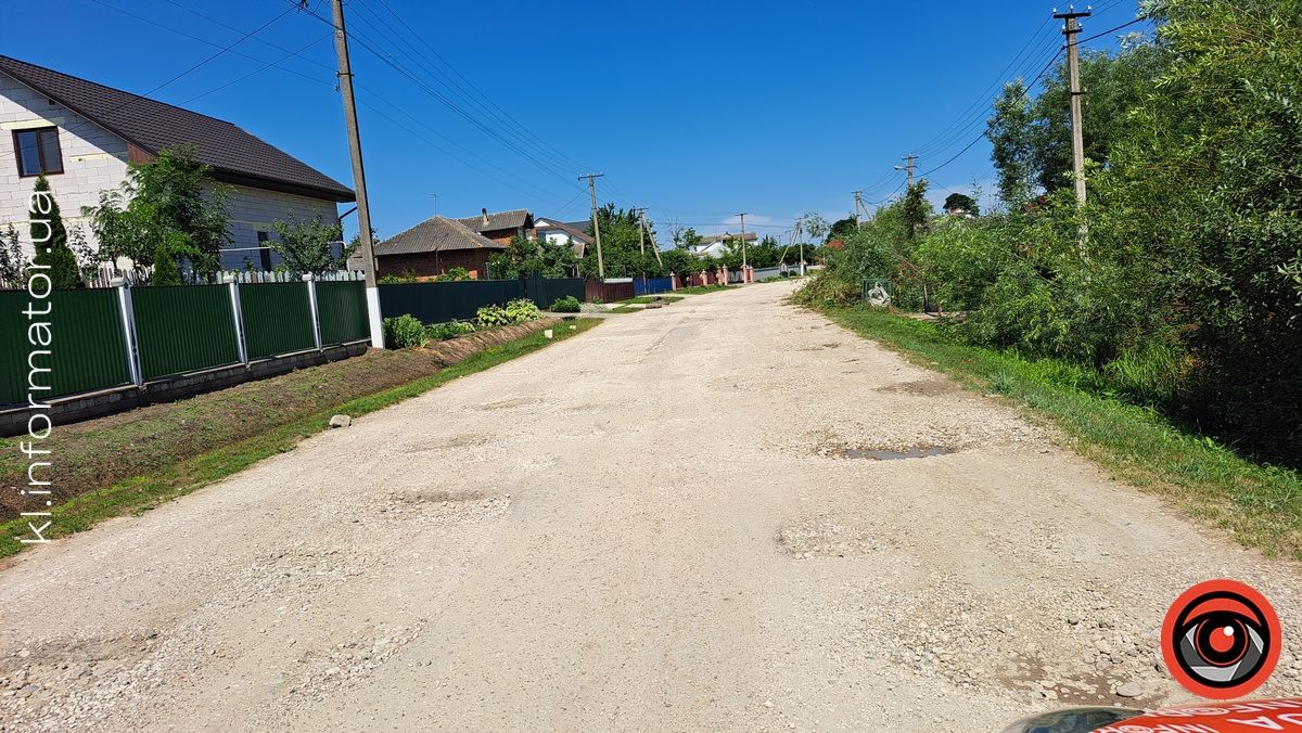 З ями в яму: мешканці села Городенківської громади добиваються ремонту дороги 3