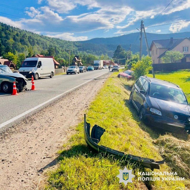 У Микуличині водій "Daewoo Lanos" спровокував потрійне зіткнення: постраждало 4 людей 1