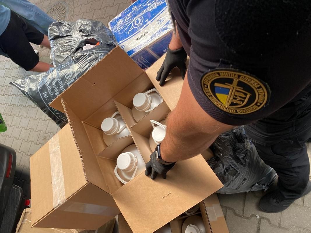 Коломийський "парфумер": чоловік хотів нелегально провезти 205 кг концентратів для парфумів 1