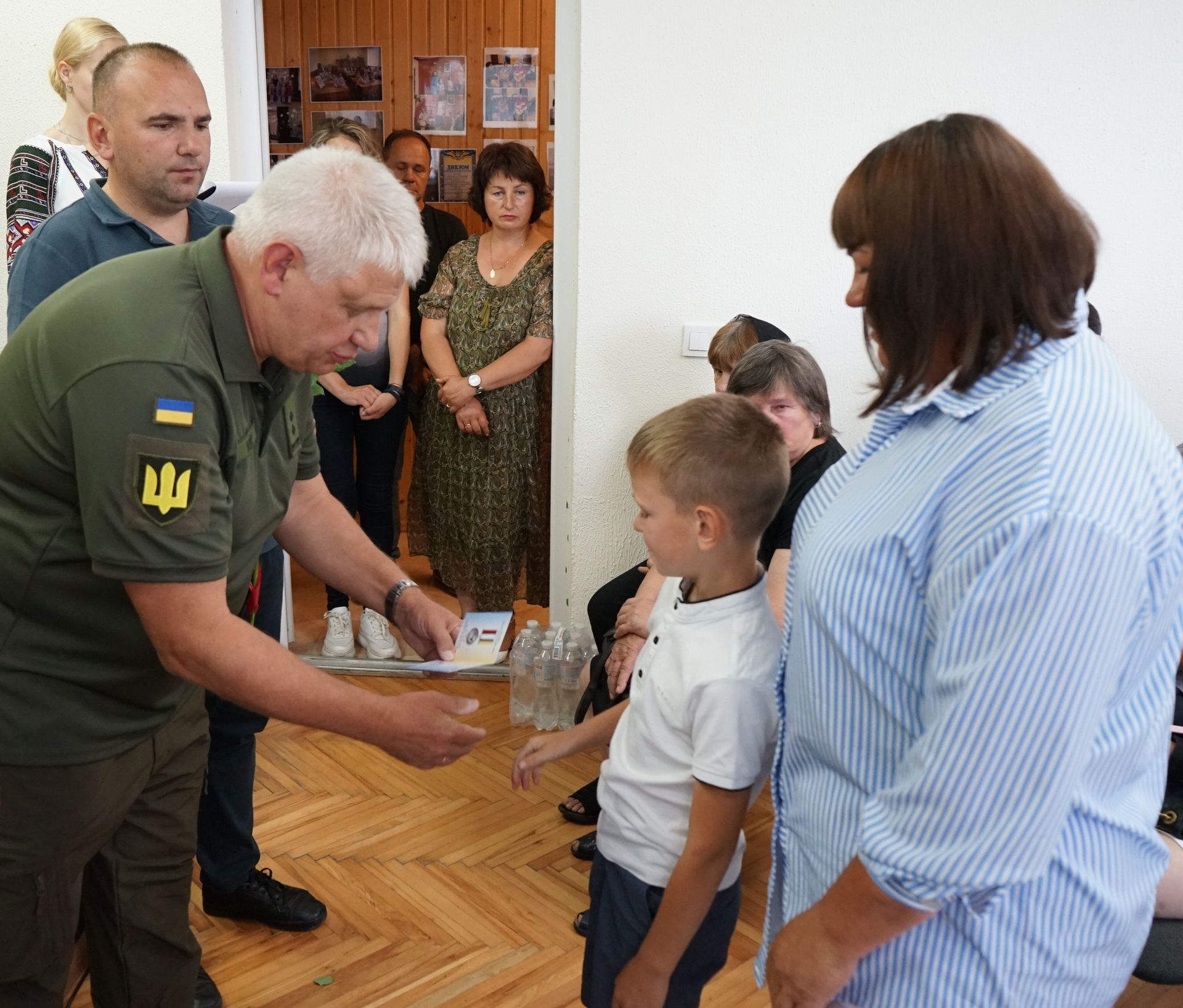 На Надвірнянщині відзначили загиблих воїнів памʼятною відзнакою "Вічна памʼять Героям Прикарпаття" 15