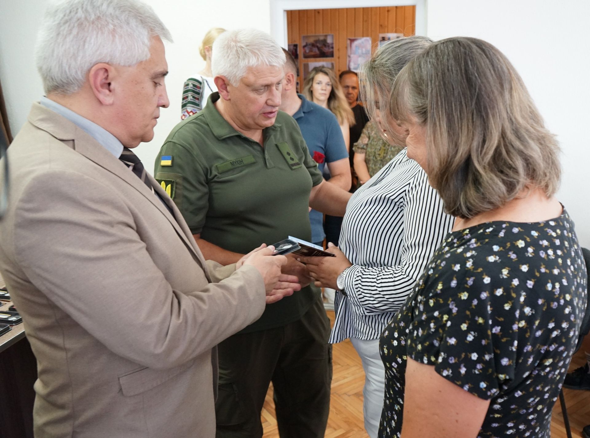 На Надвірнянщині відзначили загиблих воїнів памʼятною відзнакою "Вічна памʼять Героям Прикарпаття" 16