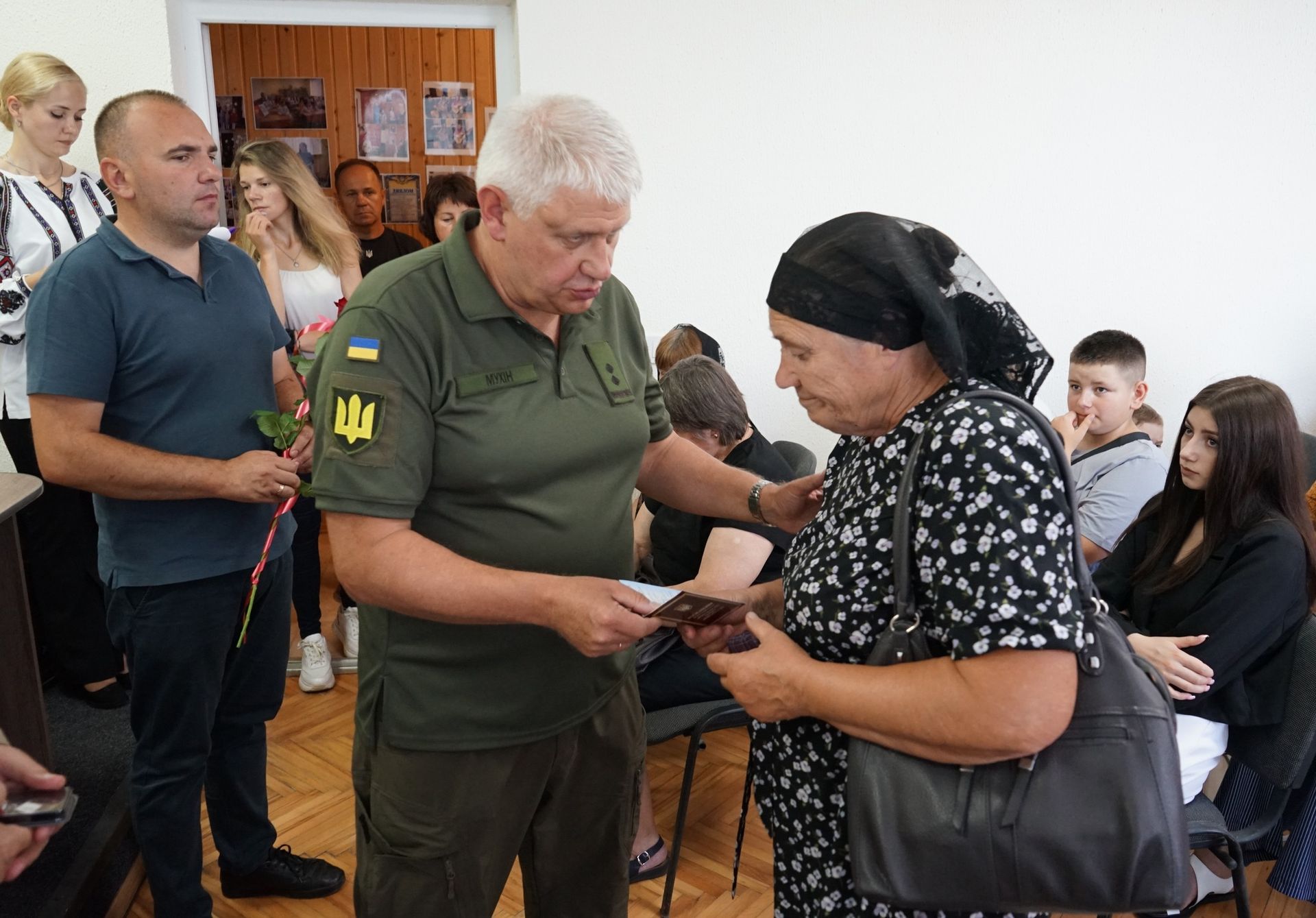 На Надвірнянщині відзначили загиблих воїнів памʼятною відзнакою "Вічна памʼять Героям Прикарпаття" 17
