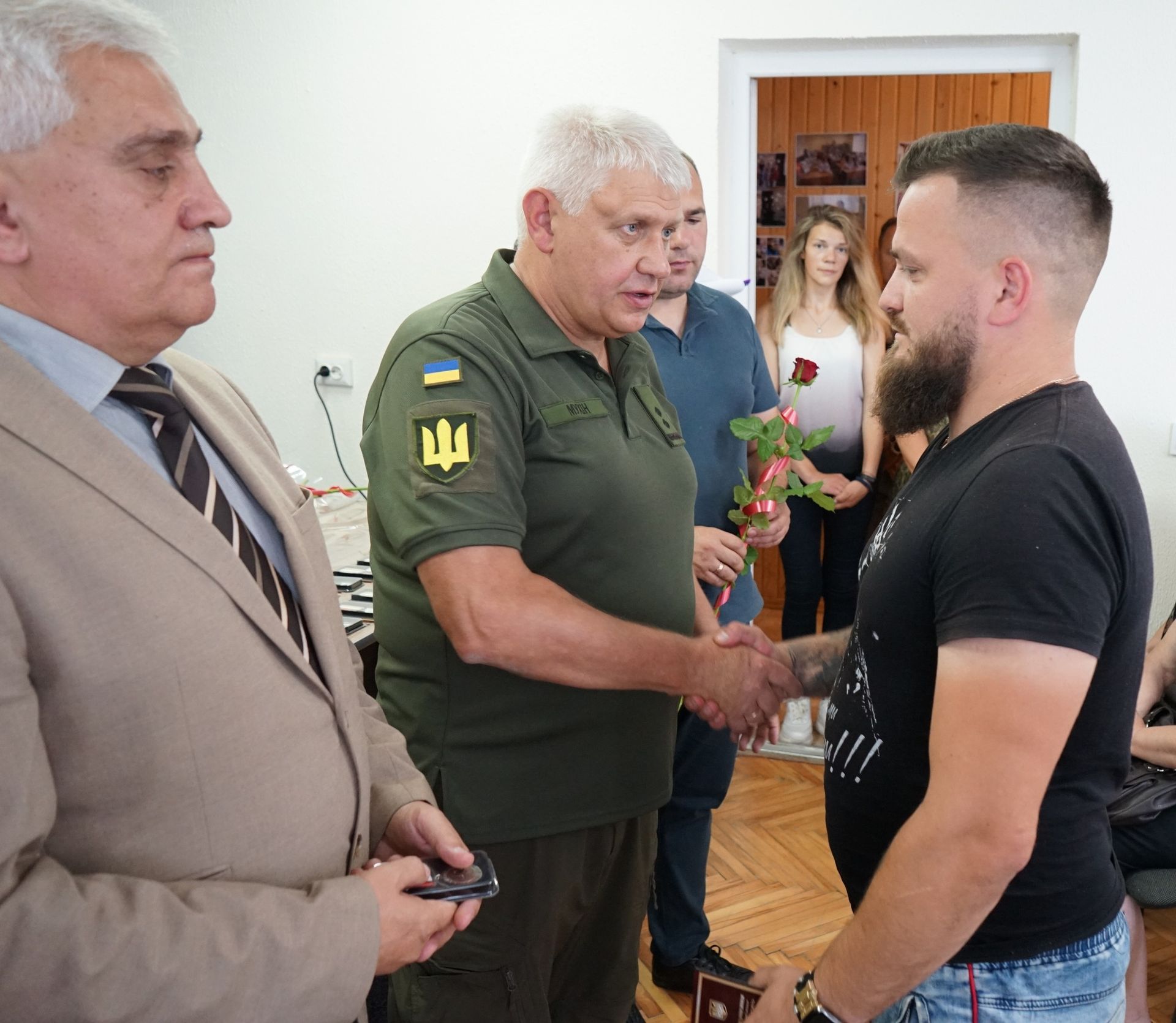 На Надвірнянщині відзначили загиблих воїнів памʼятною відзнакою "Вічна памʼять Героям Прикарпаття" 7