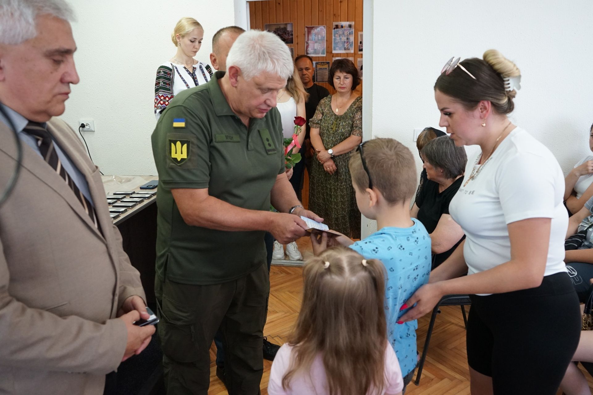 На Надвірнянщині відзначили загиблих воїнів памʼятною відзнакою "Вічна памʼять Героям Прикарпаття" 9