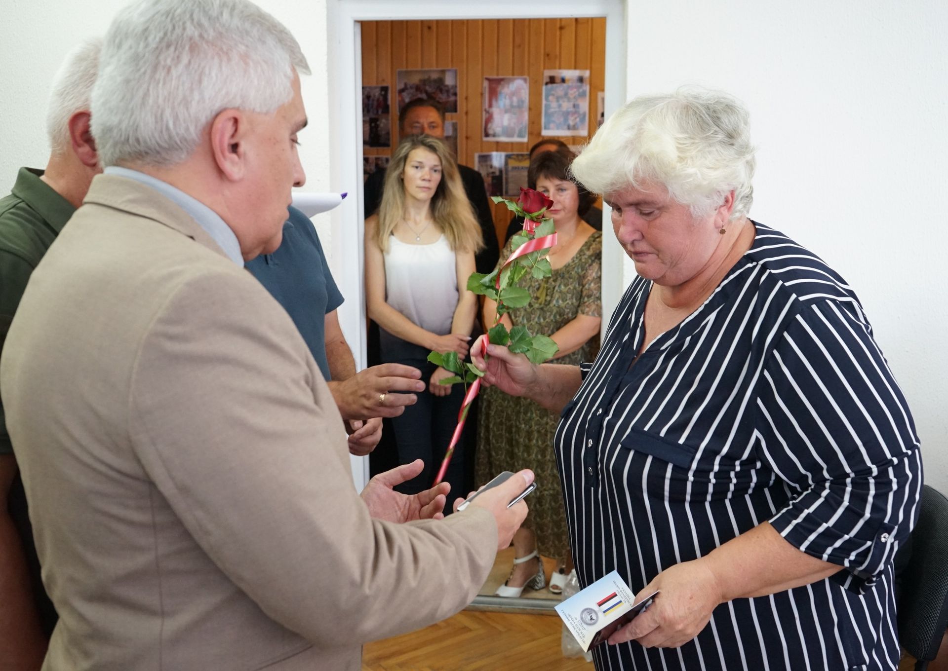 На Надвірнянщині відзначили загиблих воїнів памʼятною відзнакою "Вічна памʼять Героям Прикарпаття" 13