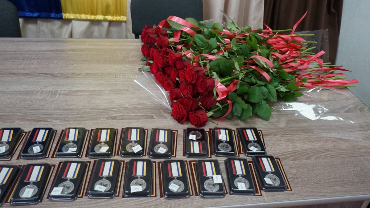 На Надвірнянщині відзначили загиблих воїнів памʼятною відзнакою "Вічна памʼять Героям Прикарпаття"