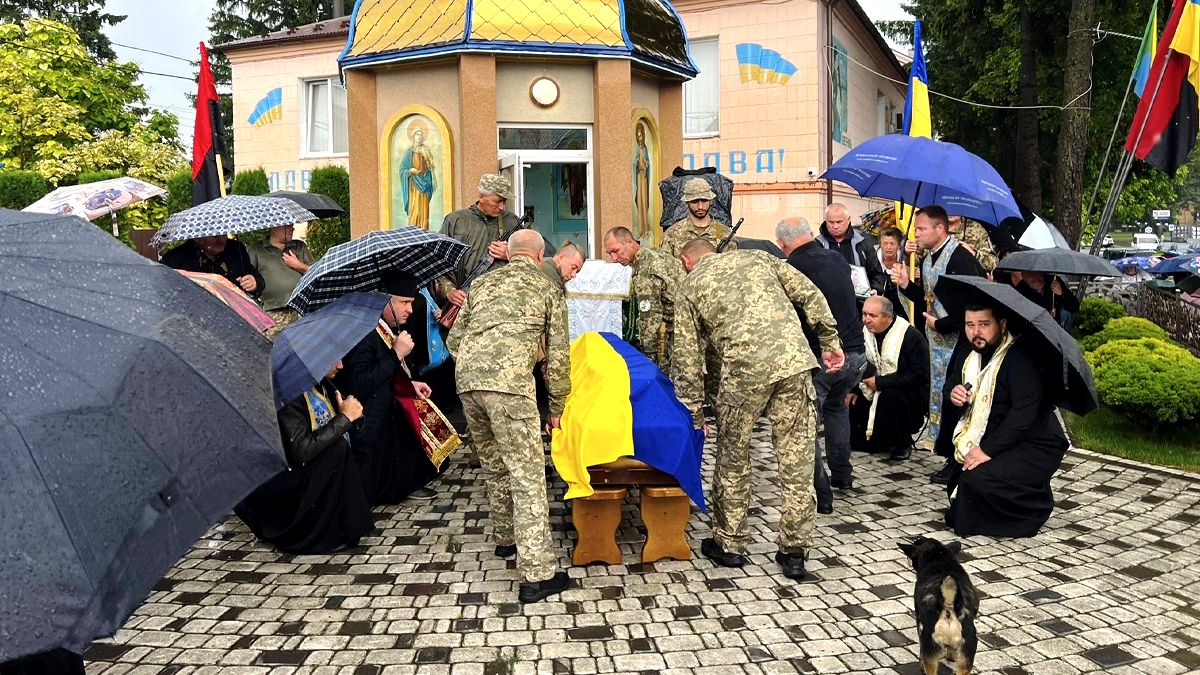 Скорботний кортеж з тілом воїна Любомира Козьміна прибув до Городенки