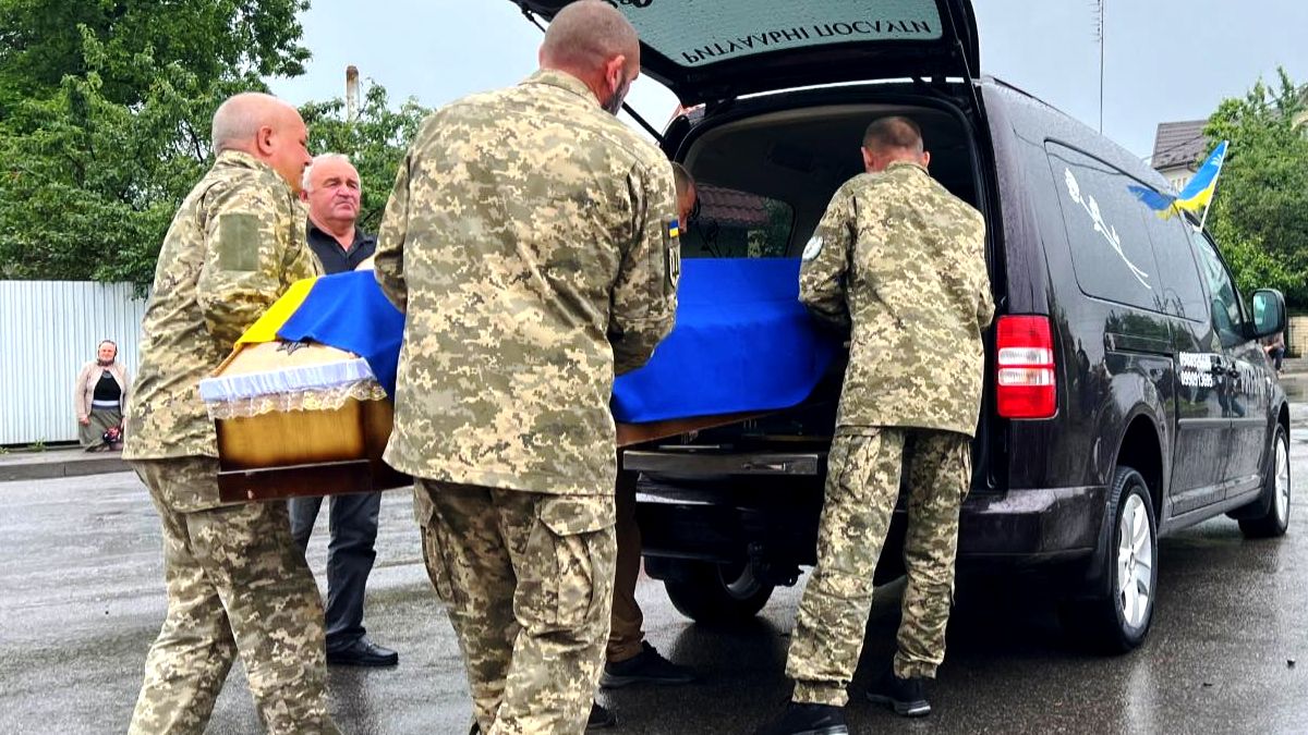 Скорботний кортеж з тілом воїна Любомира Козьміна прибув до Городенки 5