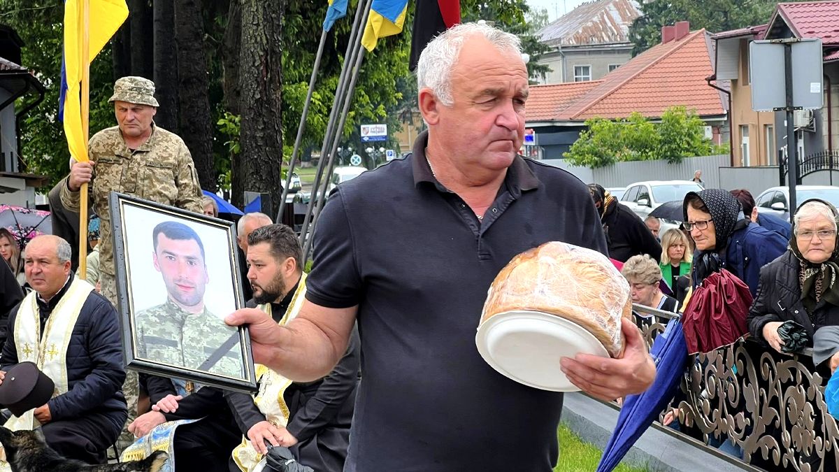 Скорботний кортеж з тілом воїна Любомира Козьміна прибув до Городенки 4