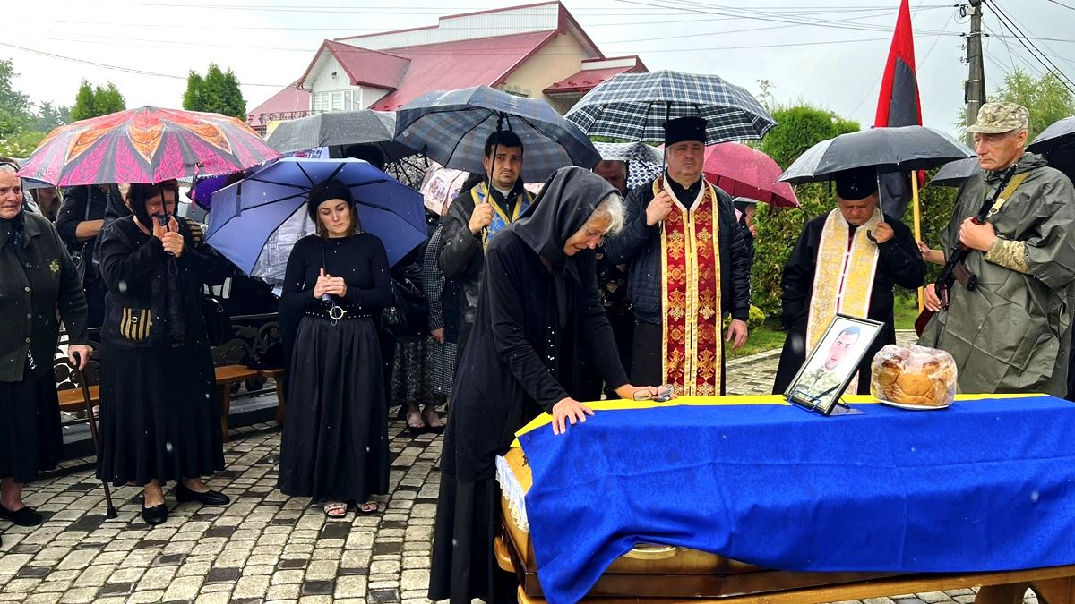 Скорботний кортеж з тілом воїна Любомира Козьміна прибув до Городенки 3