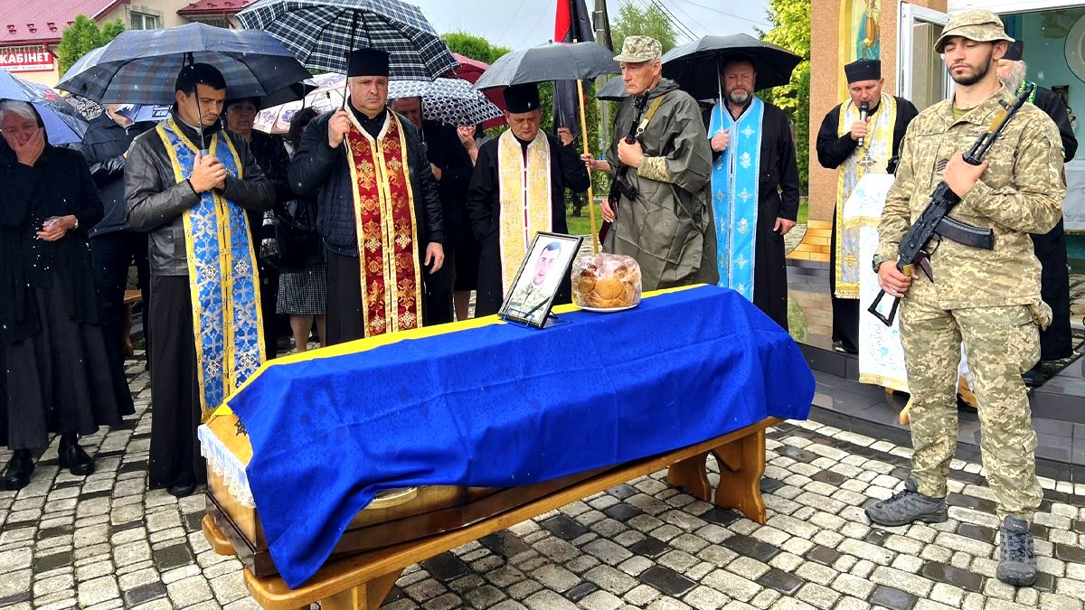 Скорботний кортеж з тілом воїна Любомира Козьміна прибув до Городенки 2