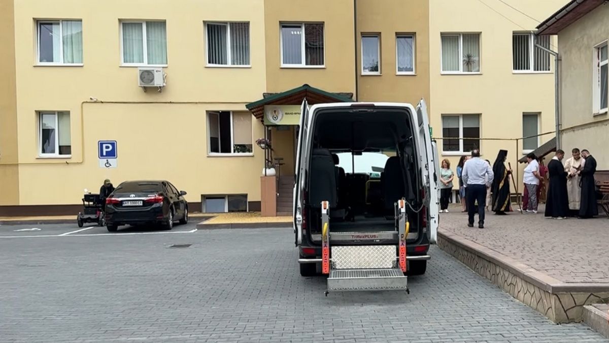 Мікроавтобус для маломобільних груп населення придбали для госпіталю в Коломиї