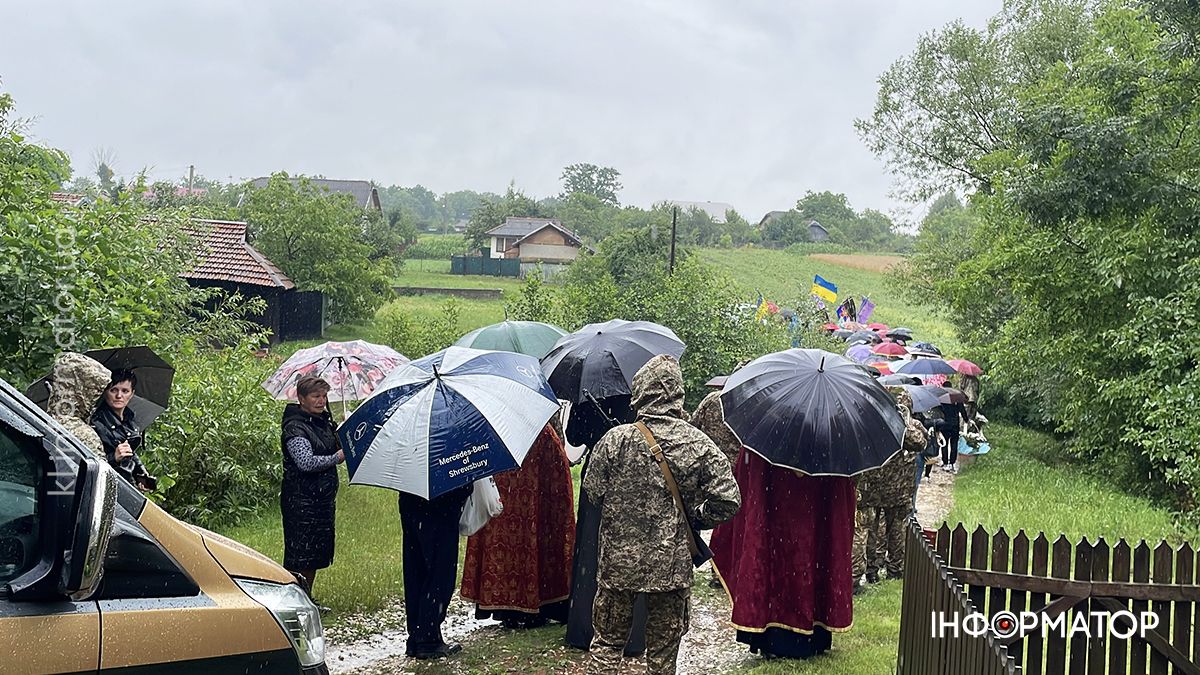 У Ценяві провели в останню дорогу полеглого Героя Андрія Томенчука 12