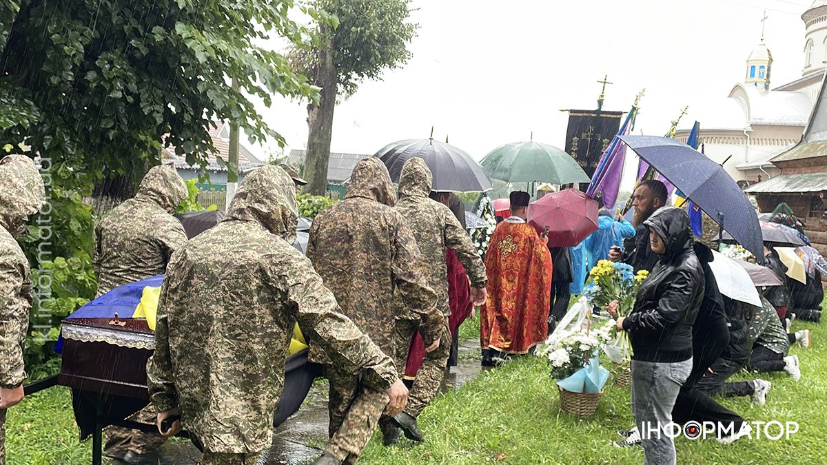 У Ценяві провели в останню дорогу полеглого Героя Андрія Томенчука 15