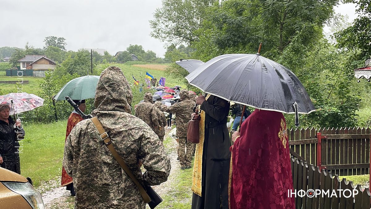 У Ценяві провели в останню дорогу полеглого Героя Андрія Томенчука 13