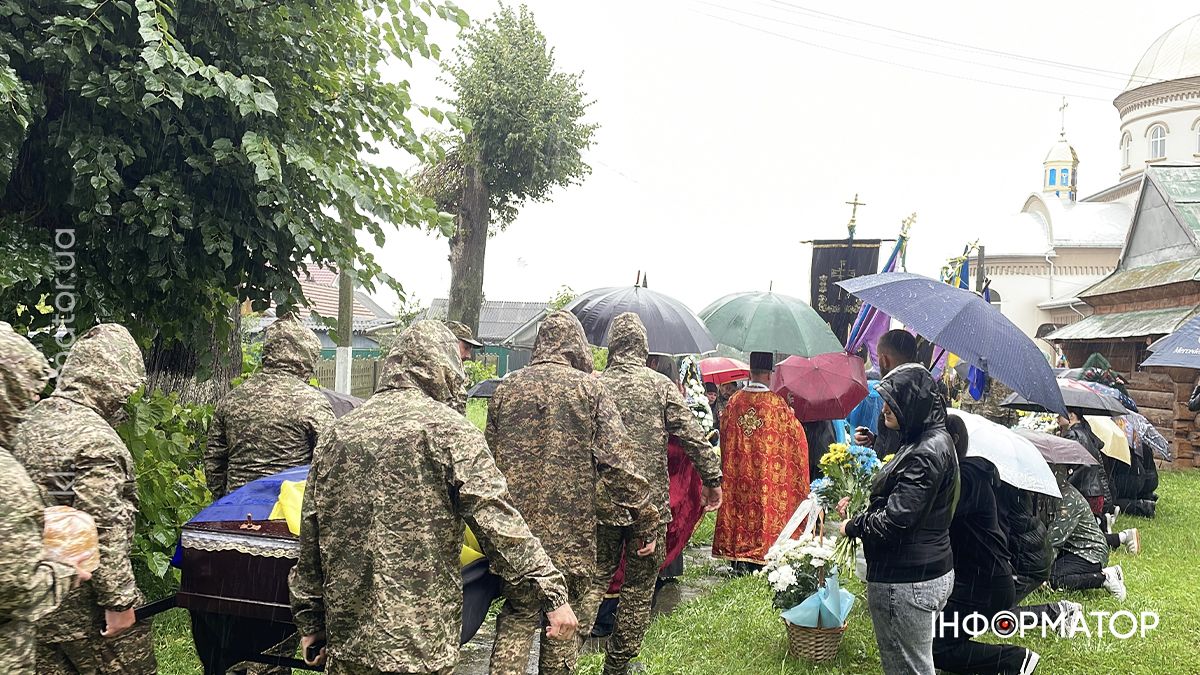 У Ценяві провели в останню дорогу полеглого Героя Андрія Томенчука 16