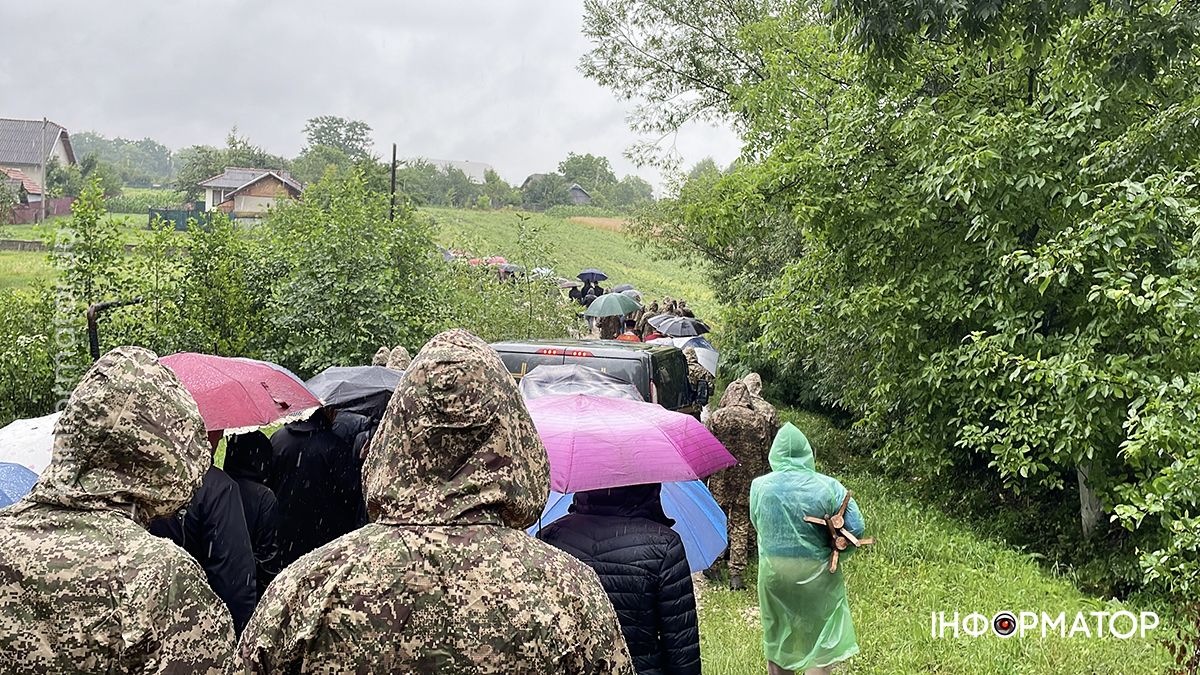 У Ценяві провели в останню дорогу полеглого Героя Андрія Томенчука 17