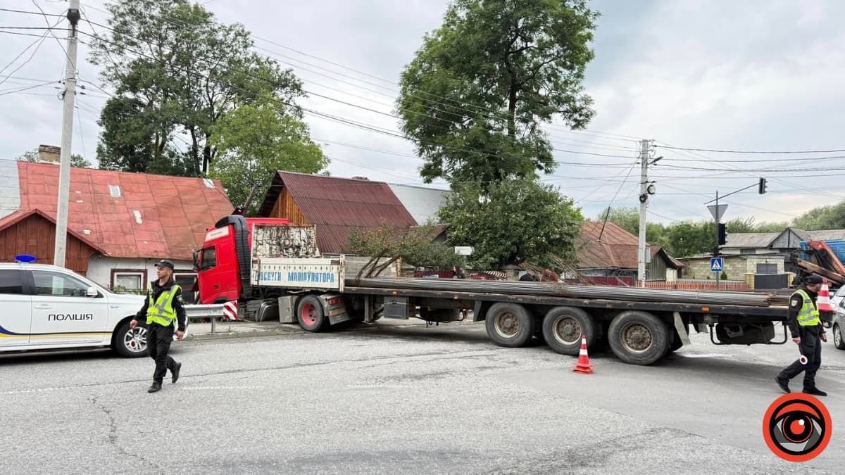 ДТП у Надвірній: вантажівка влетіла в будівлю