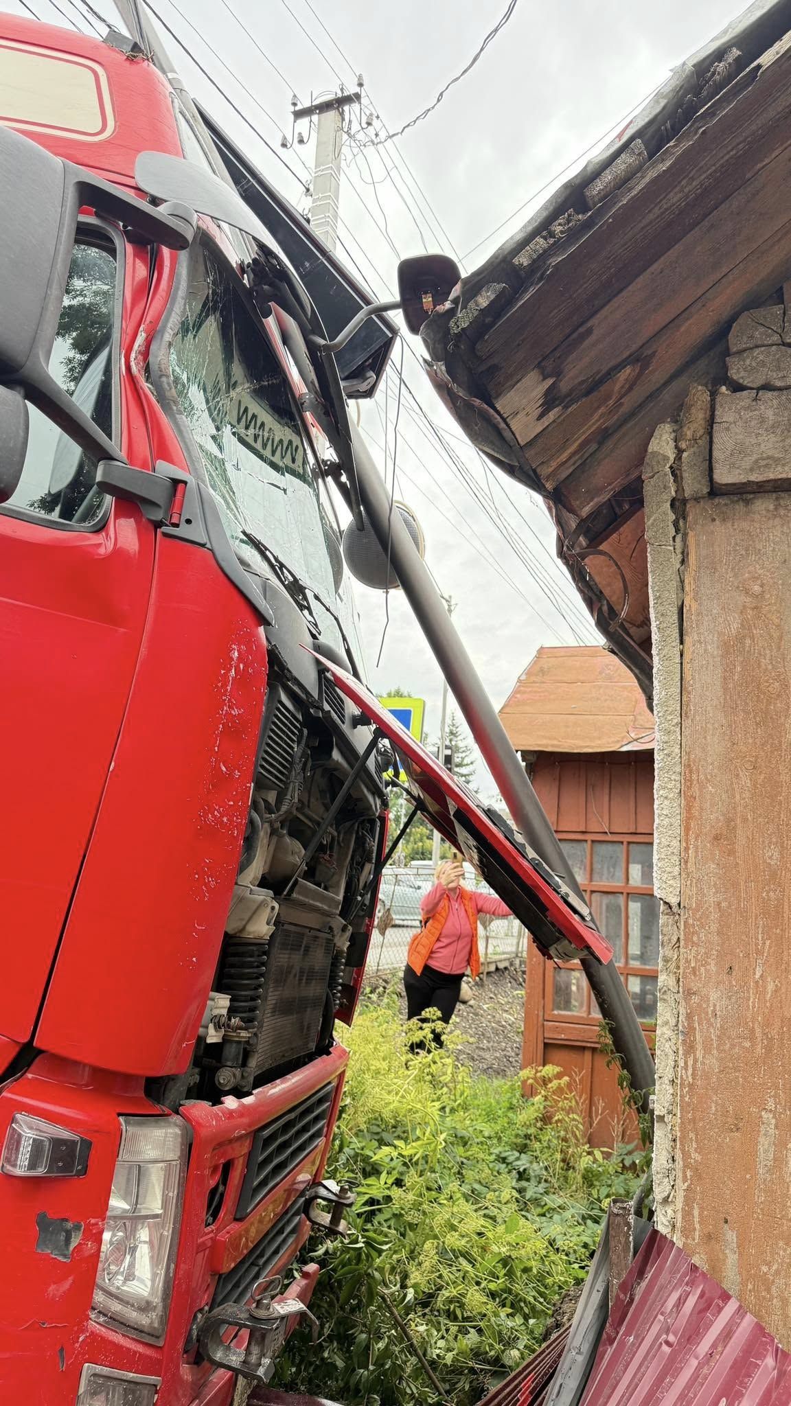 ДТП у Надвірній: вантажівка влетіла в будівлю 1