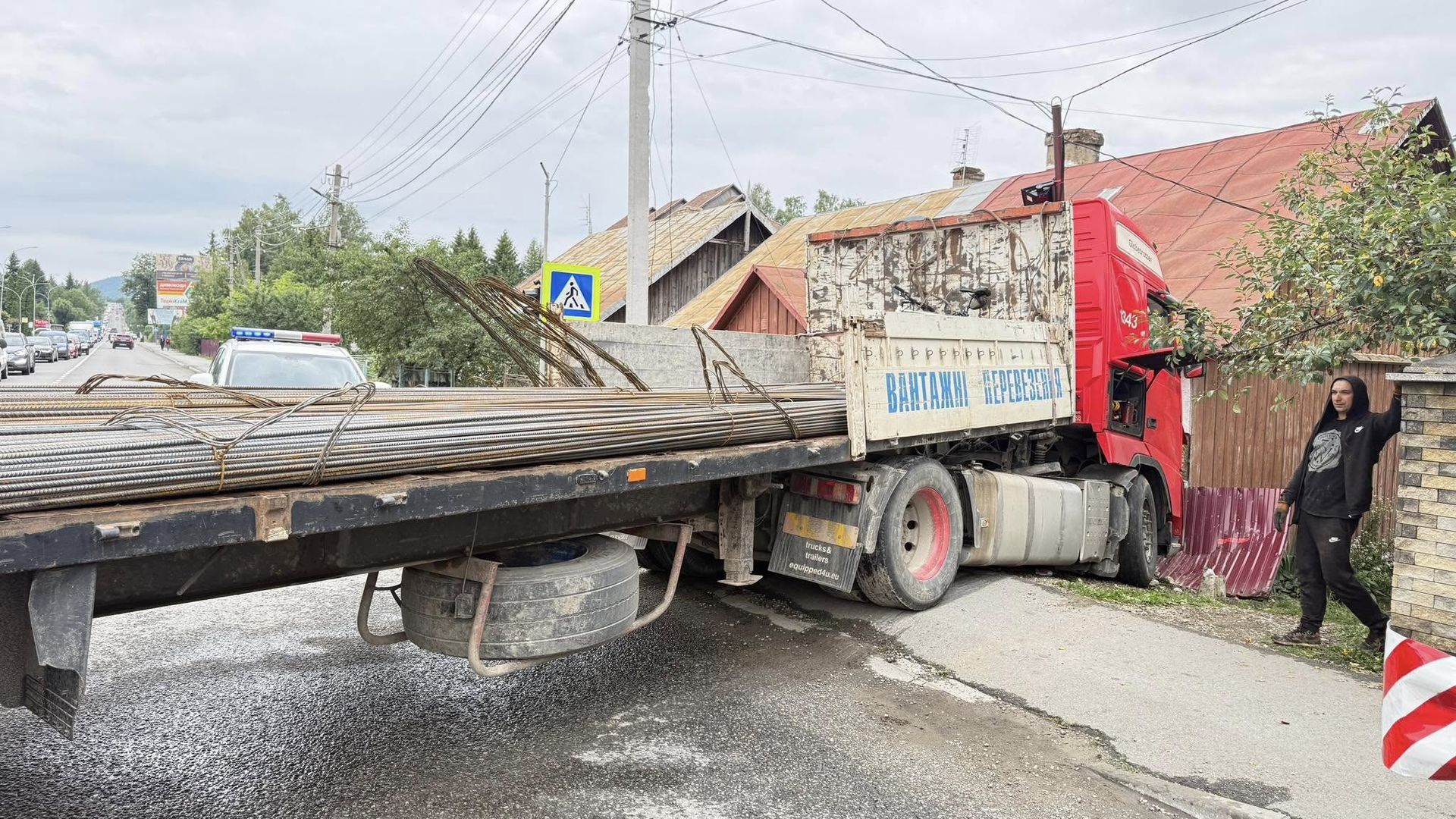 ДТП у Надвірній: вантажівка влетіла в будівлю 2