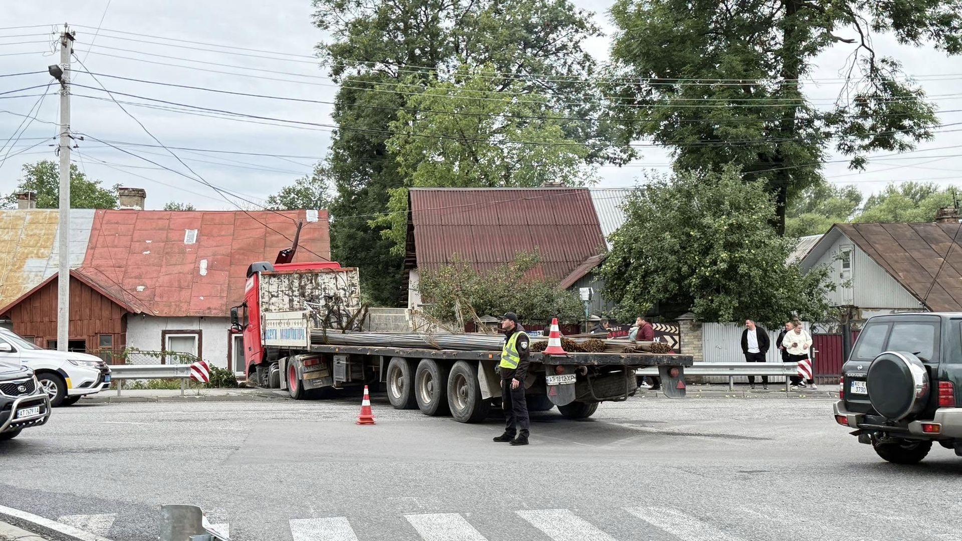 ДТП у Надвірній: вантажівка влетіла в будівлю 3