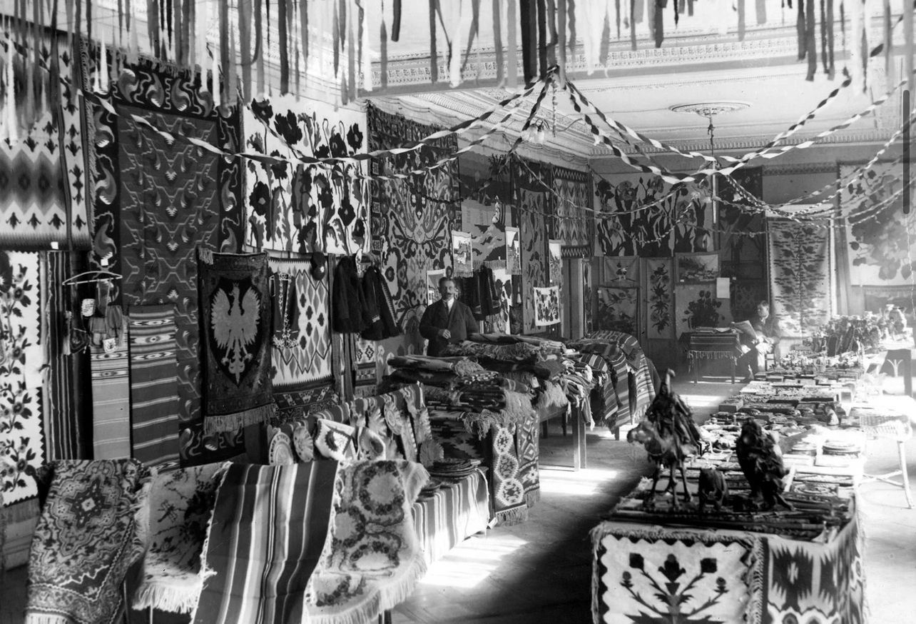 Світлина з виставки у Львові в 1930 році косівської кооперативи «Гуцульське Мистецтво». Другий справа М.Куриленко — засновник кооперативи. Фото: Богдан Павлюк